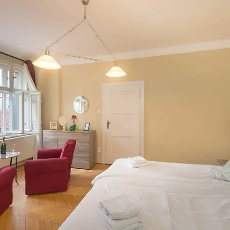Castle View Spacious Apartment Prague