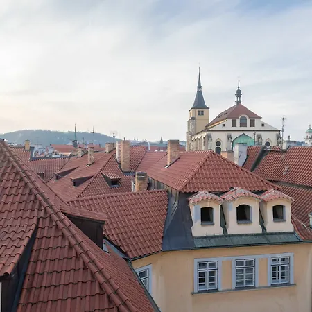 Castle View Spacious Apartment Prague